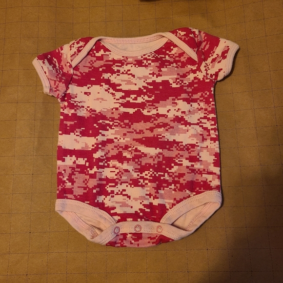 ♡ 2 Piece BABY BUNDLE ♡ Cammo Stripes Strawberries - Picture 7 of 10